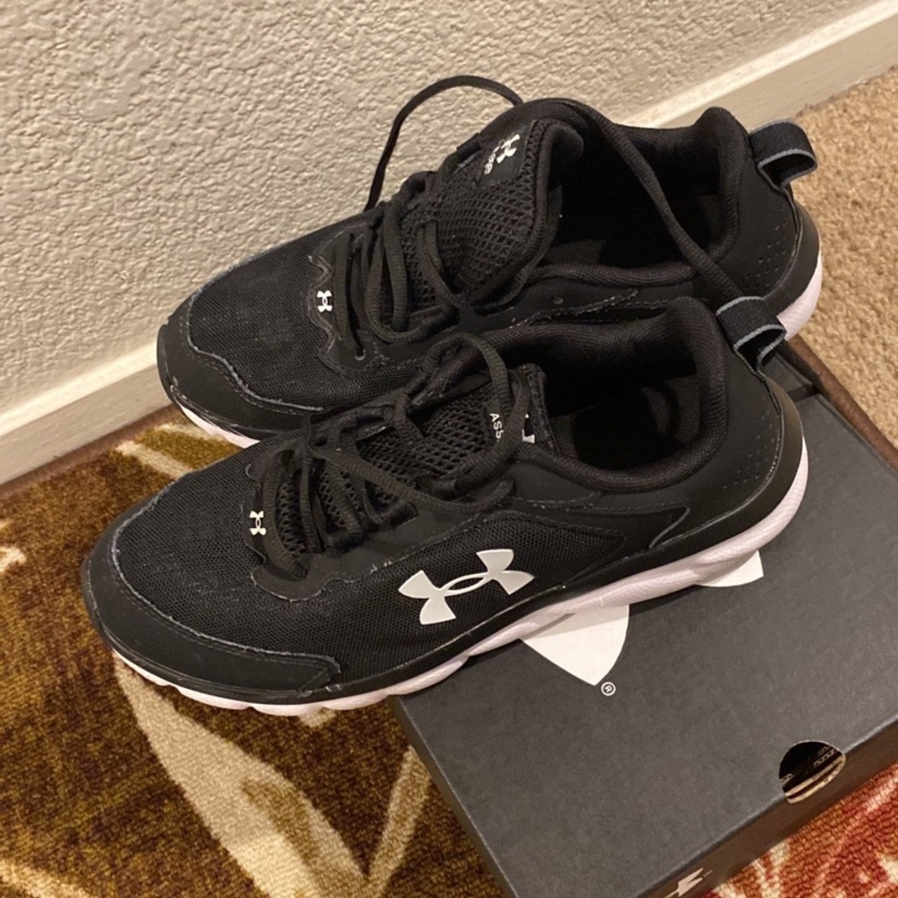 boys under armour size 7 sneakers